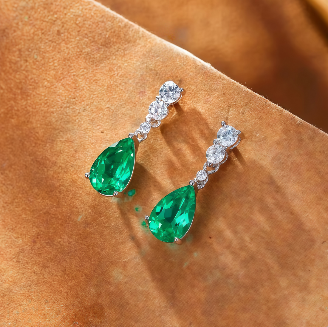 Teardrop-shaped emerald green earrings