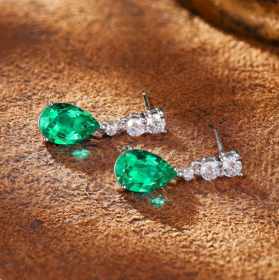Teardrop-shaped emerald green earrings